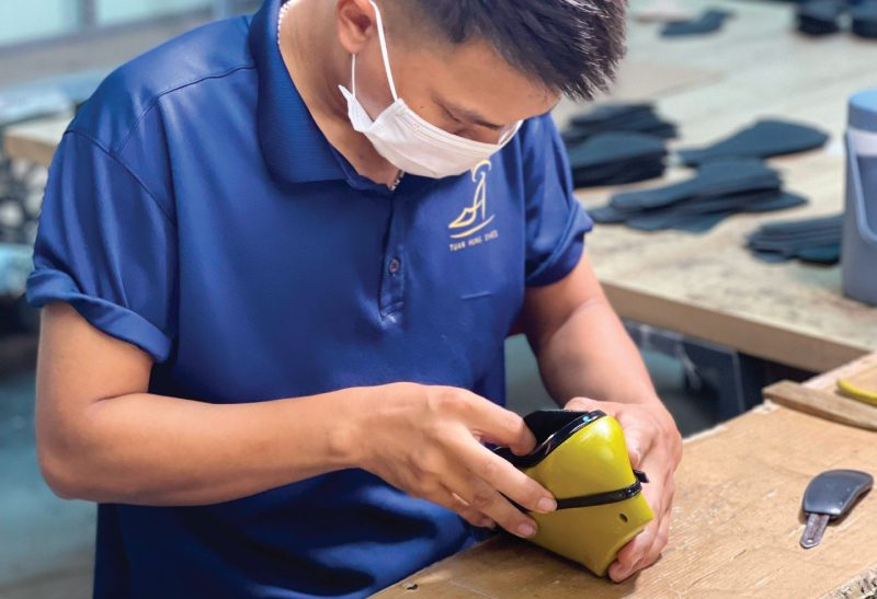 Xưởng sản xuất giày uy tín chất lượng cao tại TP.HCM - Hơn 15 năm kinh nghiệm | Tuấn Hùng Shoes 2 Dán đế giày
