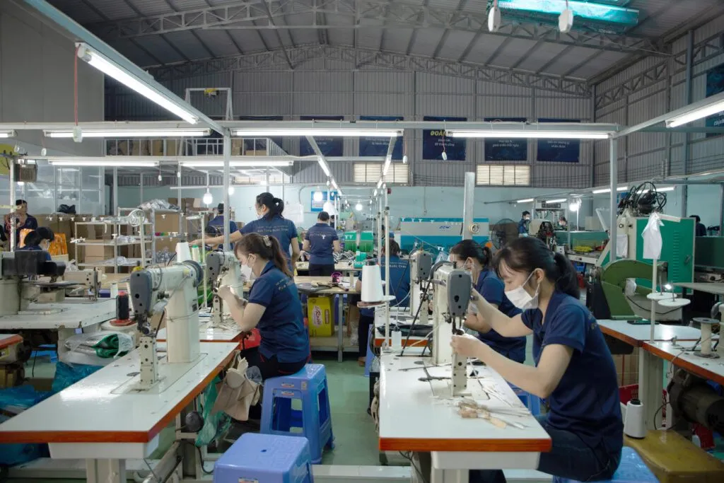 Xưởng sản xuất giày uy tín chất lượng cao tại TP.HCM - Hơn 15 năm kinh nghiệm | Tuấn Hùng Shoes 1 xuong-giay.jpg