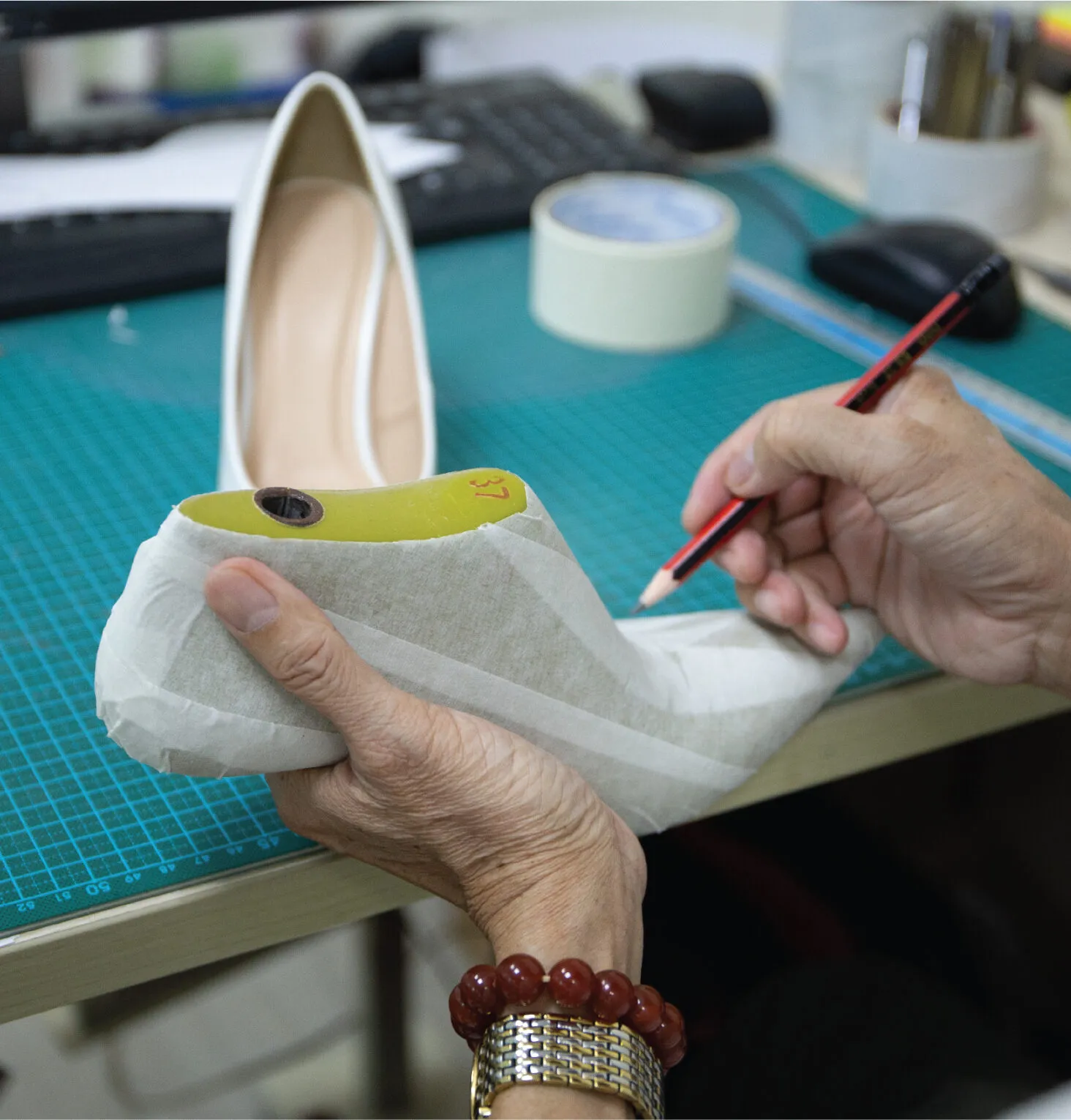 7 Bước Chuẩn Trong Sản Xuất Giày Theo Thiết Kế Cho Thương Hiệu Nữ 1 tuan hung shoes5 05 scaled