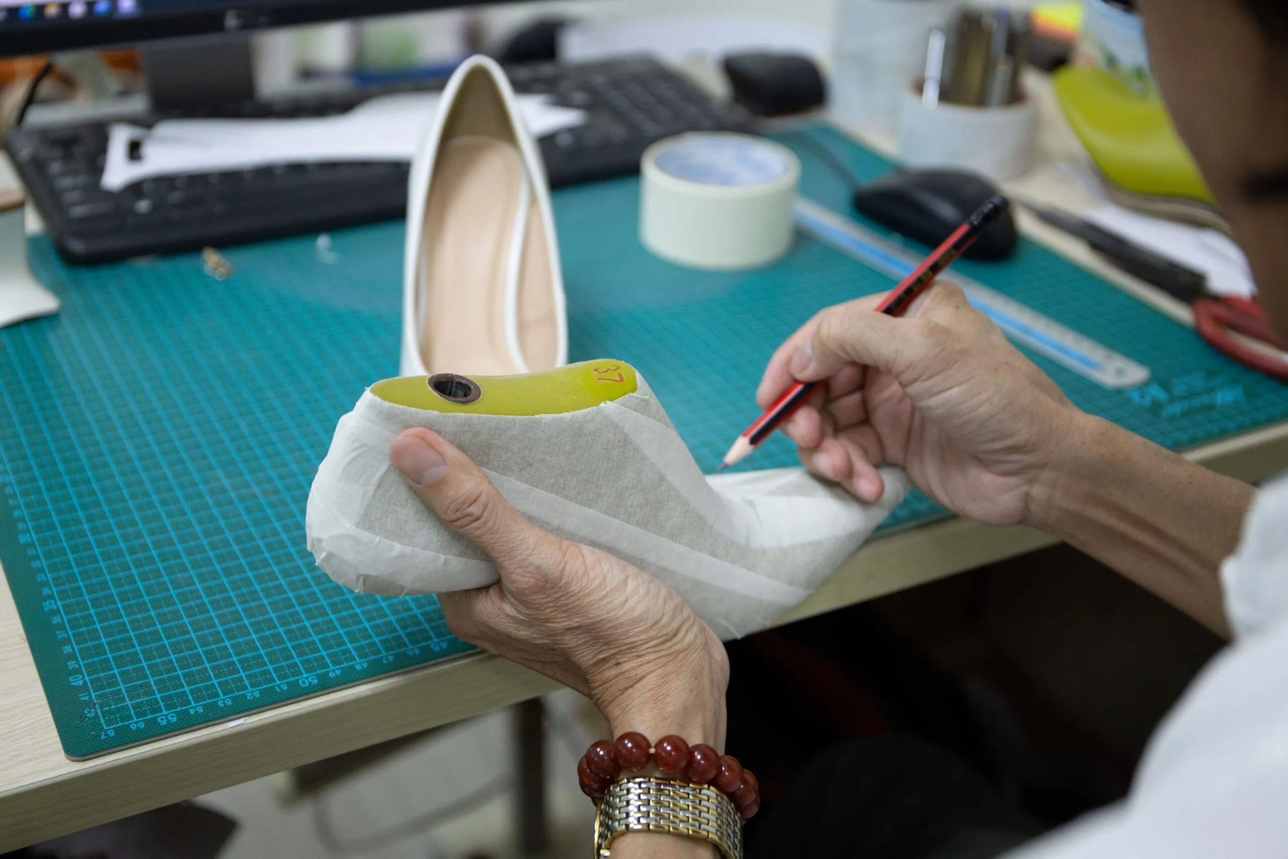 Tháng 09 - Điểm rơi chiến lược cho R&D giày mùa cao điểm 1 xuong san xuat giay tuan hung shoes 6 scaled