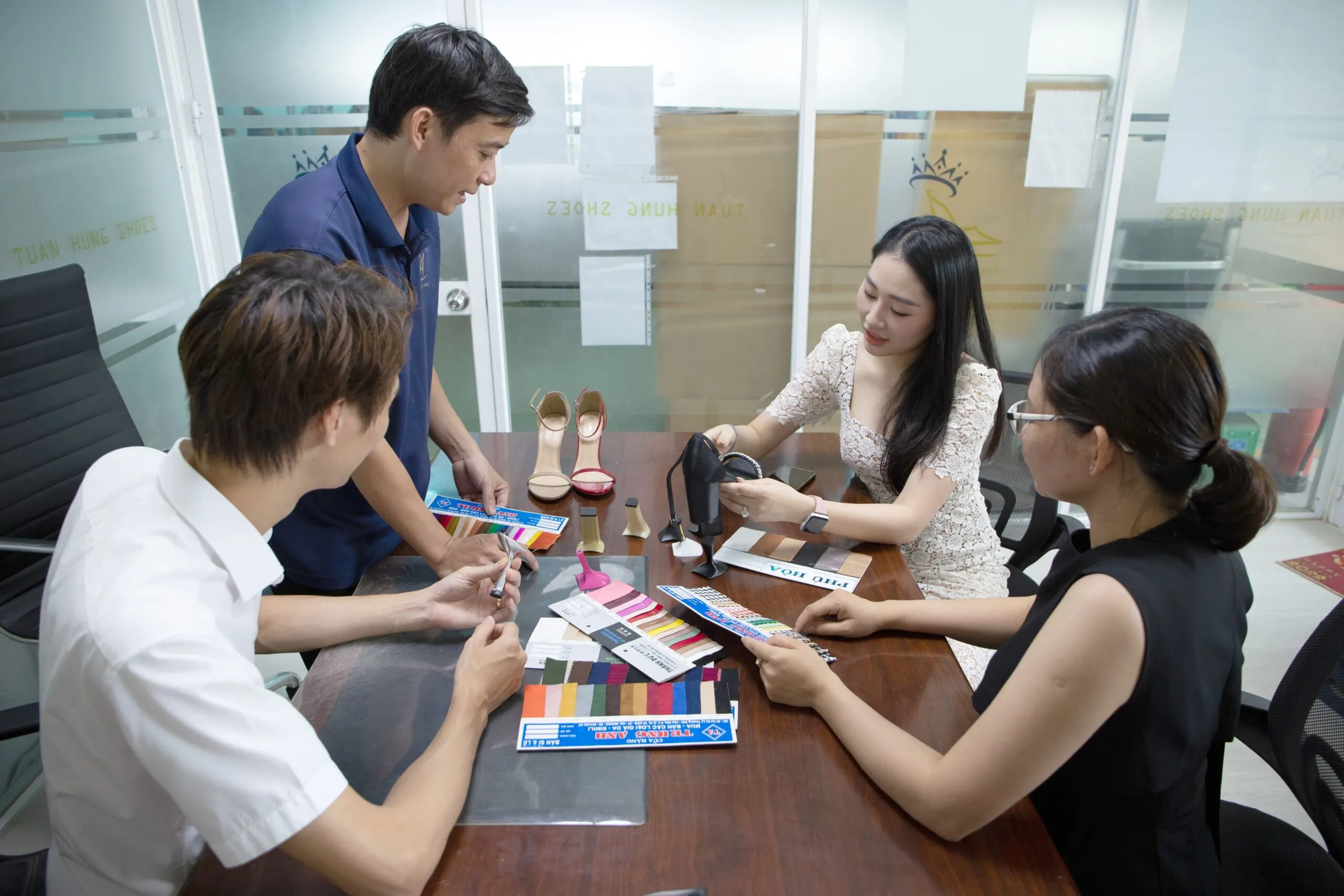 Làm thương hiệu giày riêng - 5 sai lầm phổ biến của doanh nghiệp mới 3 xuong san xuat giay tuan hung shoes 7 scaled