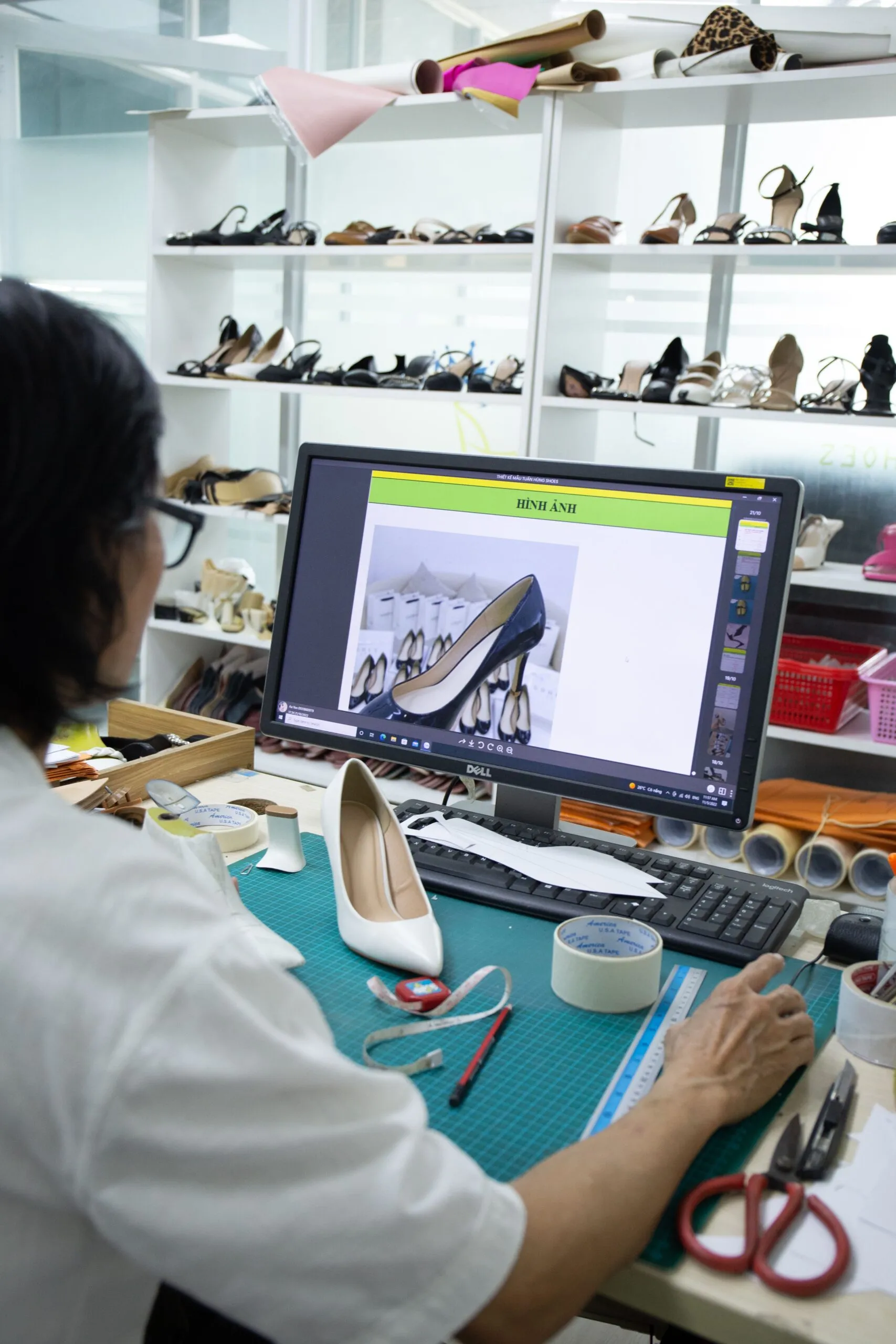 Sản xuất giày theo thiết kế - Từ mẫu thử tháng 9 đến thành công mùa cao điểm 3 IMG 2050 min 1 scaled