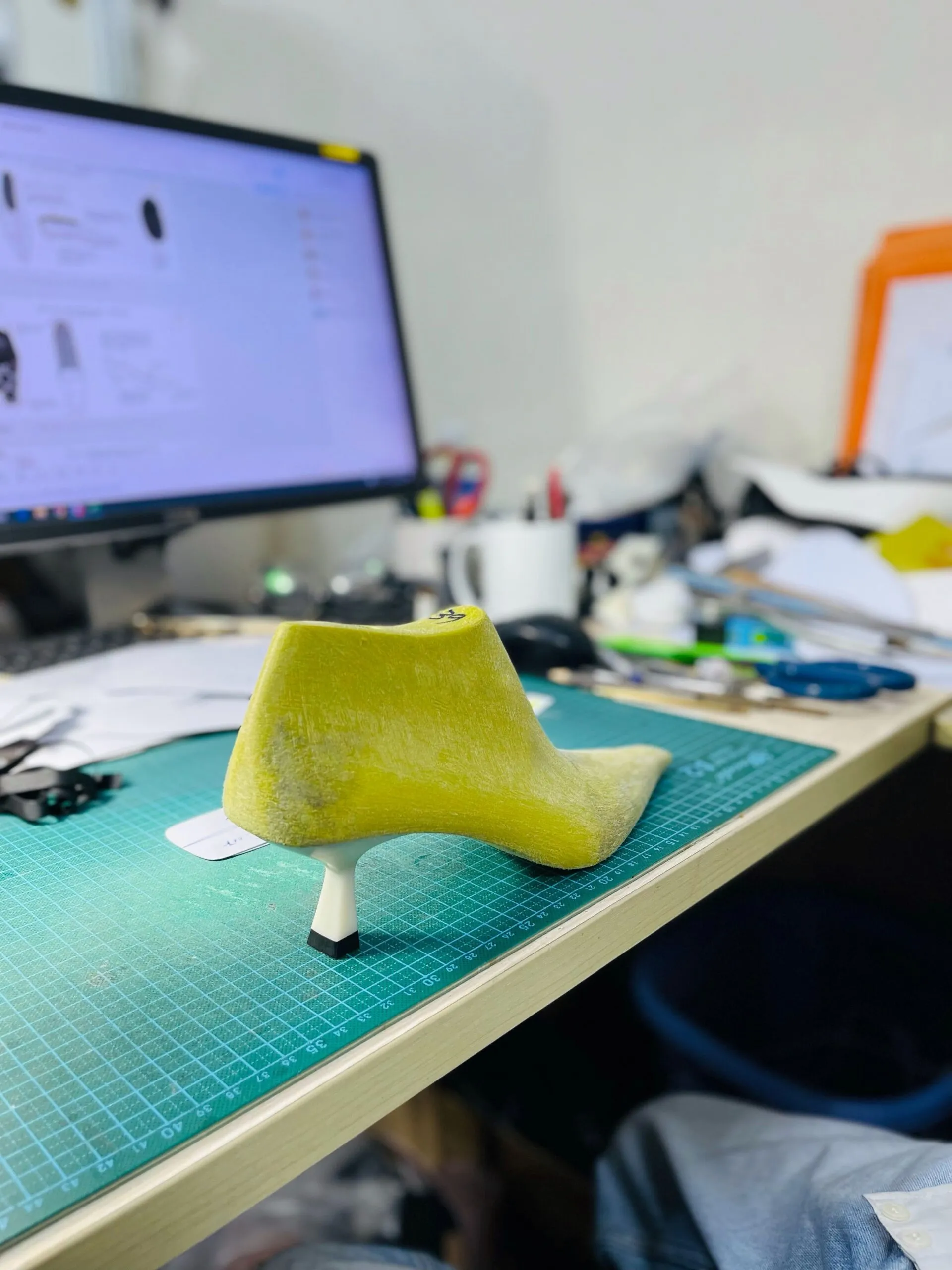 Sản xuất giày theo thiết kế - Từ mẫu thử tháng 9 đến thành công mùa cao điểm 1 IMG 7046 scaled