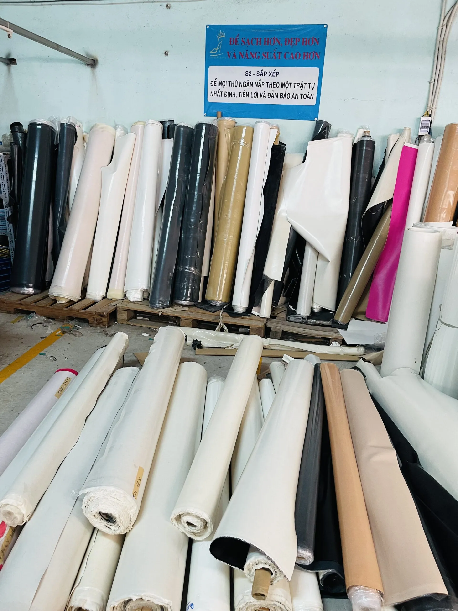 Sản xuất giày theo thiết kế - Từ mẫu thử tháng 9 đến thành công mùa cao điểm 2 Đa dạng nguyên vật liệu trong sản xuất giày theo thiết kế B2B