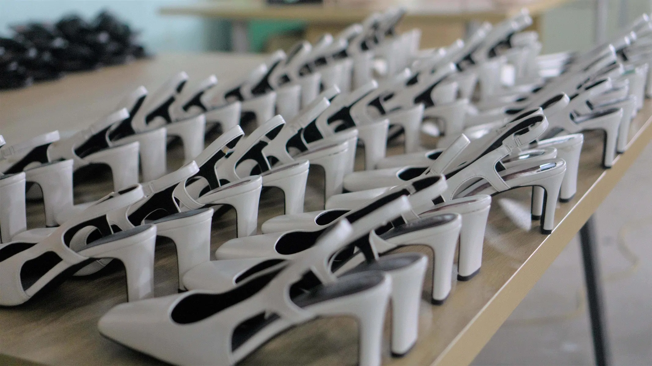 Đặt hàng sản xuất giày tháng 10