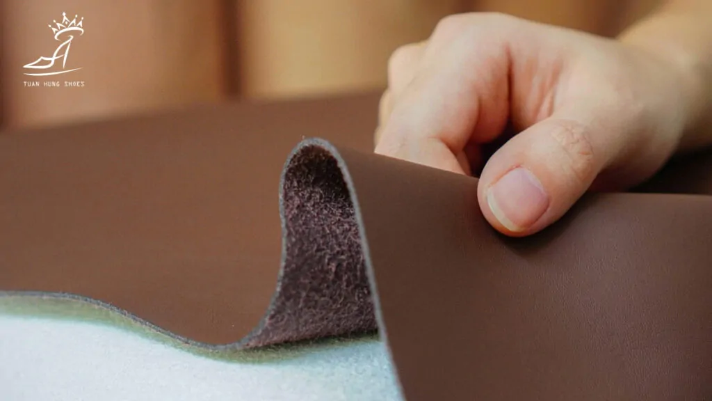 VẢI MICROFIBER: SỰ KẾT HỢP HOÀN HẢO GIỮA CÔNG NGHỆ VÀ THẨM MỸ GIÀY 3 vai-microfiber-trong-san-xuat-giay-nu-thoi-trang3