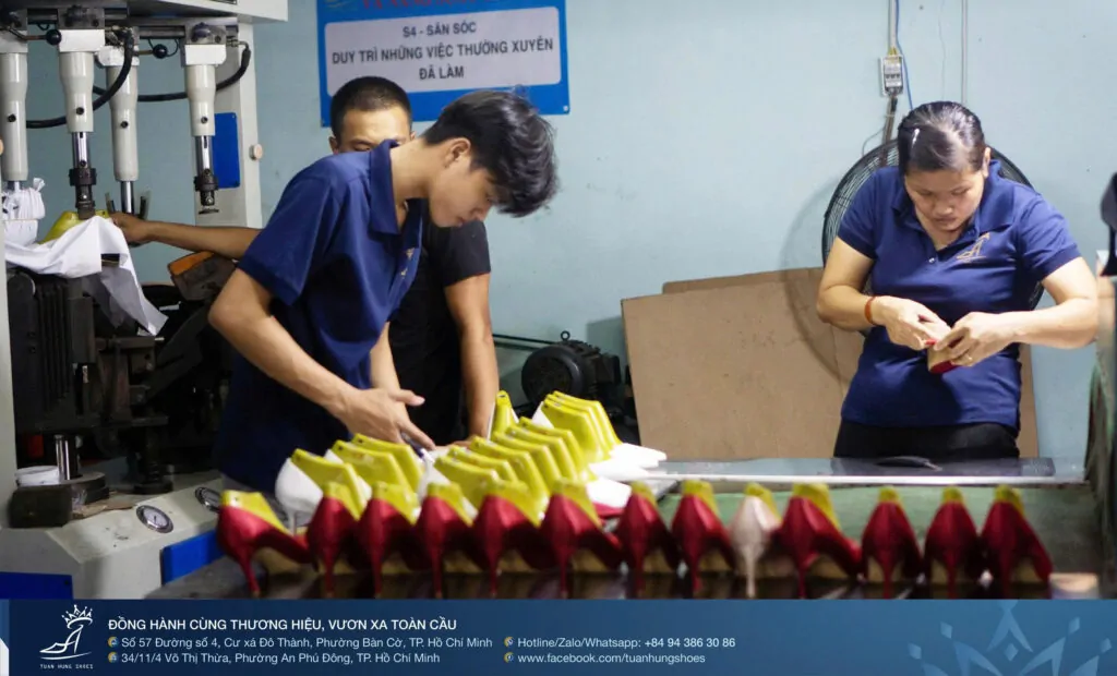 Xưởng gia công giày nữ uy tín cho chuỗi thời trang: Vì sao Tuấn Hùng Shoes được lựa chọn? 4 xuong gia cong giay nu cho chuoi thoi trang3