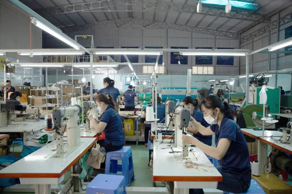 BÁO CÁO THỊ TRƯỜNG GIÀY NỮ 2026: CHUYỂN DỊCH CHUỖI CUNG ỨNG VÀ CHIẾN LƯỢC BỨT PHÁ CHO BRAND THỜI TRANG 2 xuong-san-xuat-giay-nu-uy-tin