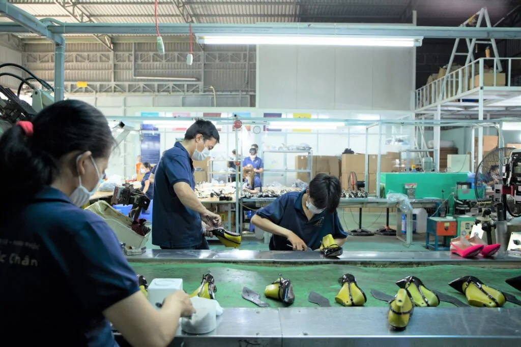 BÁO CÁO THỊ TRƯỜNG GIÀY NỮ 2026: CHUYỂN DỊCH CHUỖI CUNG ỨNG VÀ CHIẾN LƯỢC BỨT PHÁ CHO BRAND THỜI TRANG 3 xuong-san-xuat-giay-nu-uy-tin