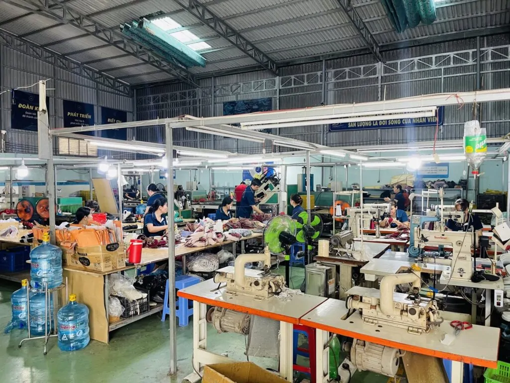 QUẢN TRỊ RỦI RO NGUỒN HÀNG 2026: LỰA CHỌN XƯỞNG SẢN XUẤT GIÀY NỮ UY TÍN ĐỂ BỨT PHÁ QUY MÔ 5 xuong-san-xuat-giay-nu-uy-tin4
