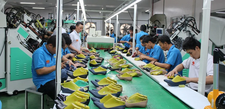 TOP 5 XƯỞNG GIA CÔNG GIÀY DÉP UY TÍN TẠI TP.HCM: TIÊU CHÍ LỰA CHỌN ĐỐI TÁC DÀI HẠN 4 xưởng-gia-công-giày-dép