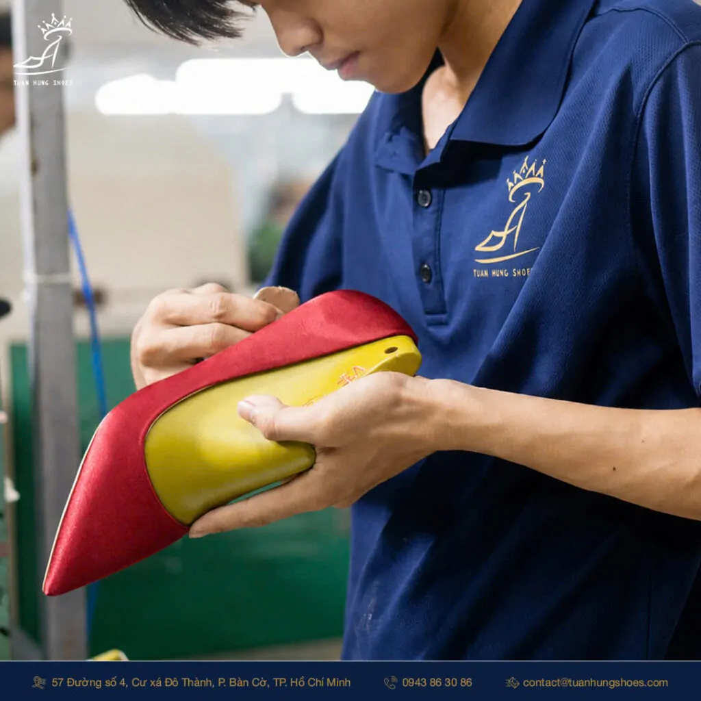 TẠI SAO NÊN CHỌN XƯỞNG SẢN XUẤT CÓ KHẢ NĂNG TÙY BIẾN PHOM LAST THEO YÊU CẦU? 2 xưởng-sản-xuất-giày-dép-theo-yêu-cầu-Tuấn-Hùng-Shoes