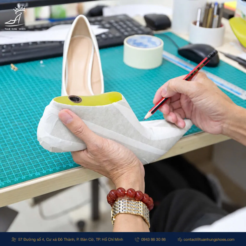 Phom Giày (Last) Và Fitting: Vì Sao Nên Kiểm Tra Theo Tệp Khách Hàng Mục Tiêu? 2 phom-giay-last-va-fitting