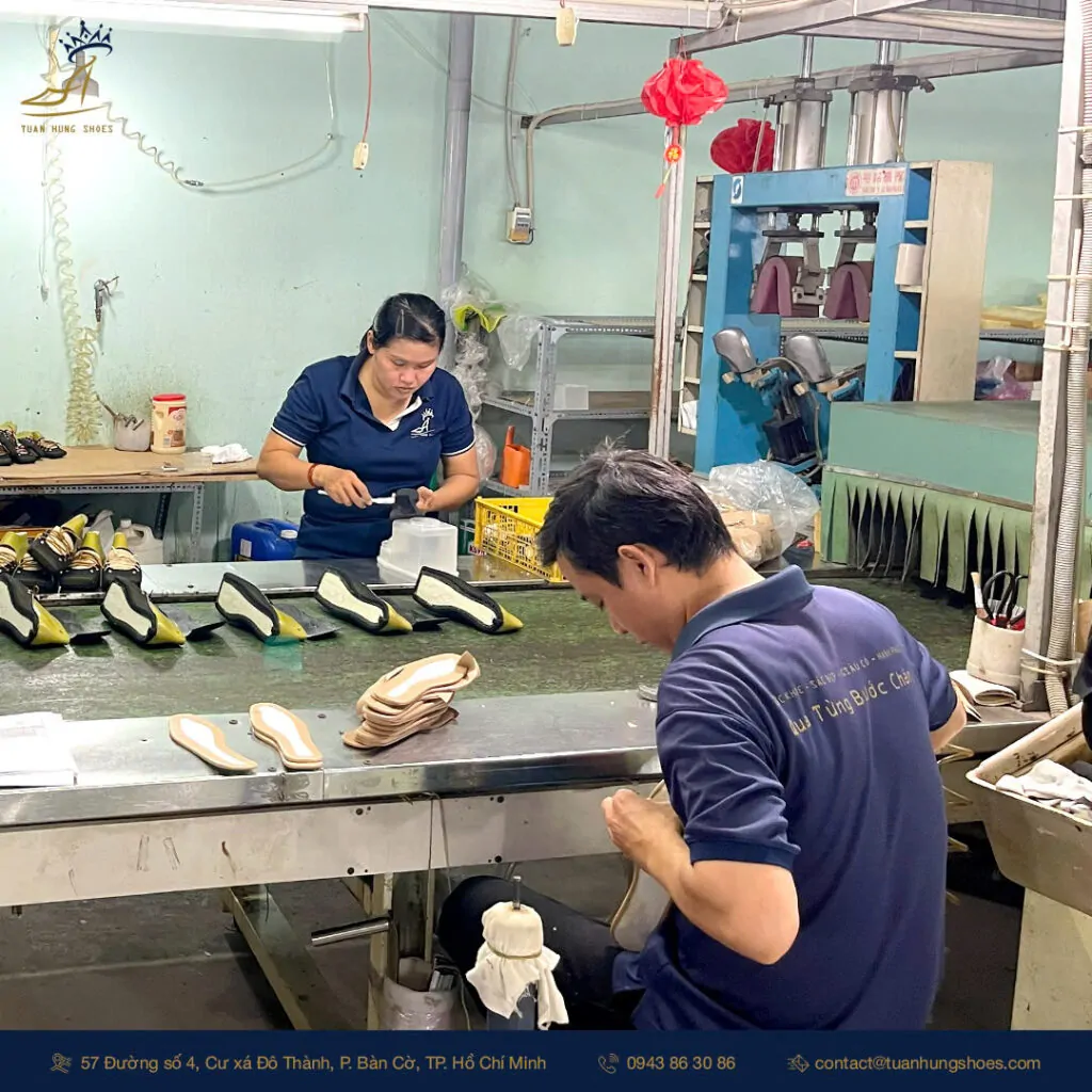 PHƯƠNG PHÁP PHÂN TÍCH HÀNH VI NGƯỜI DÙNG CUỐI ĐỂ ĐỊNH HÌNH DANH MỤC SẢN PHẨM GIÀY NỮ 3 xưởng sản xuất giày nữ